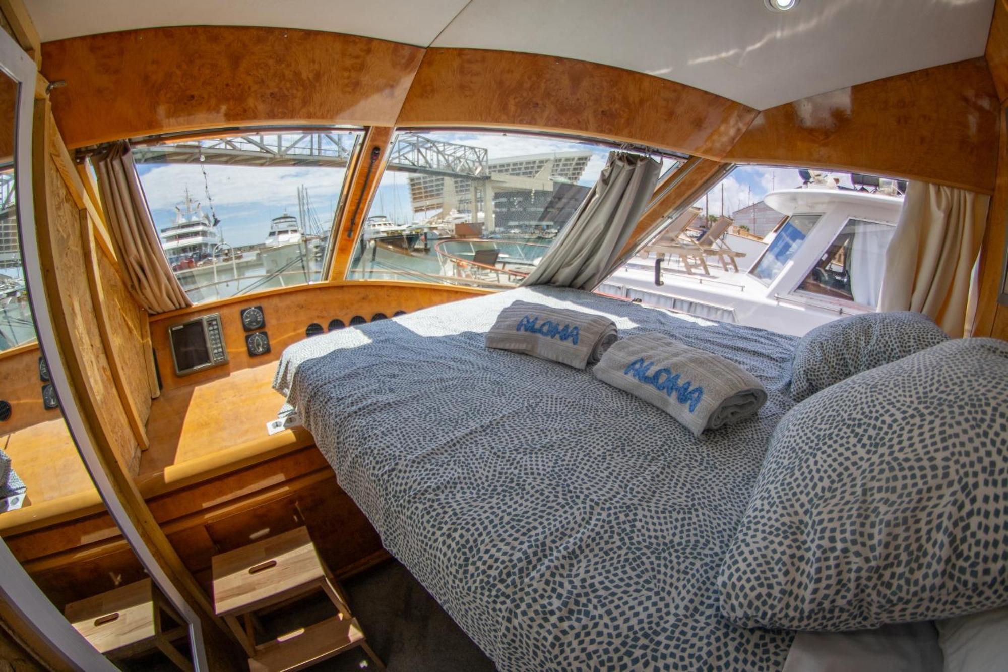 Отель Boat Aloha Сан-Адриан-де-Бесос Экстерьер фото